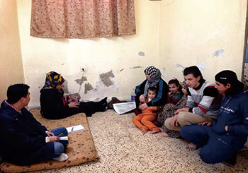 ▲シリア難民の家に家庭訪問して話を聞く。